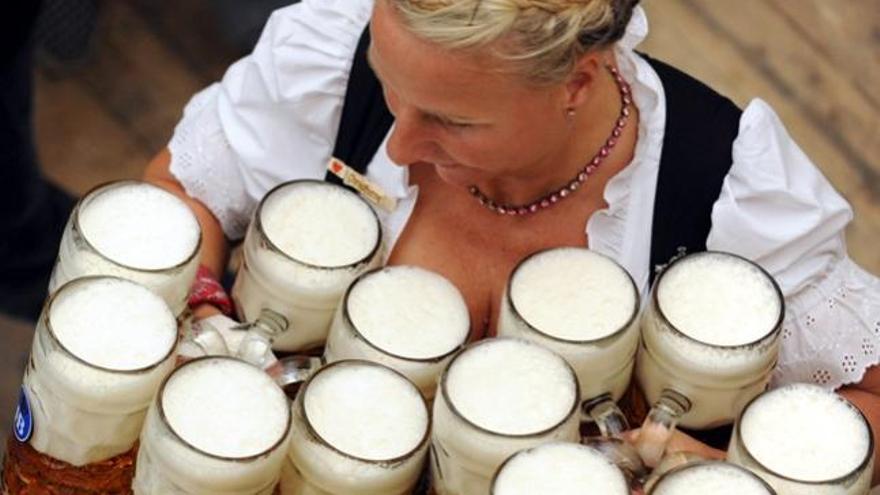 Una camarera sirve cervezas en la Oktoberfest de Múnich.