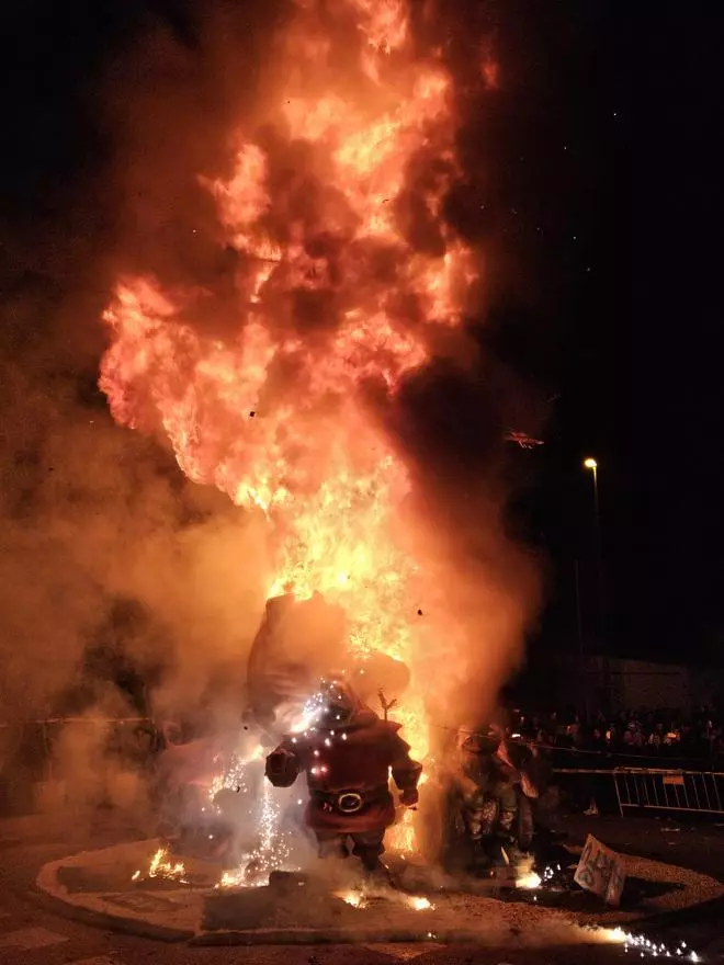 El Camp de Túria quema sus monumentos falleros de 2024