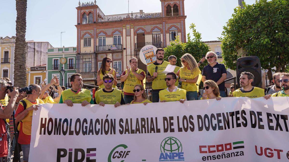 Manifestación en Mérida de los docentes extremeños por la homologación salarial