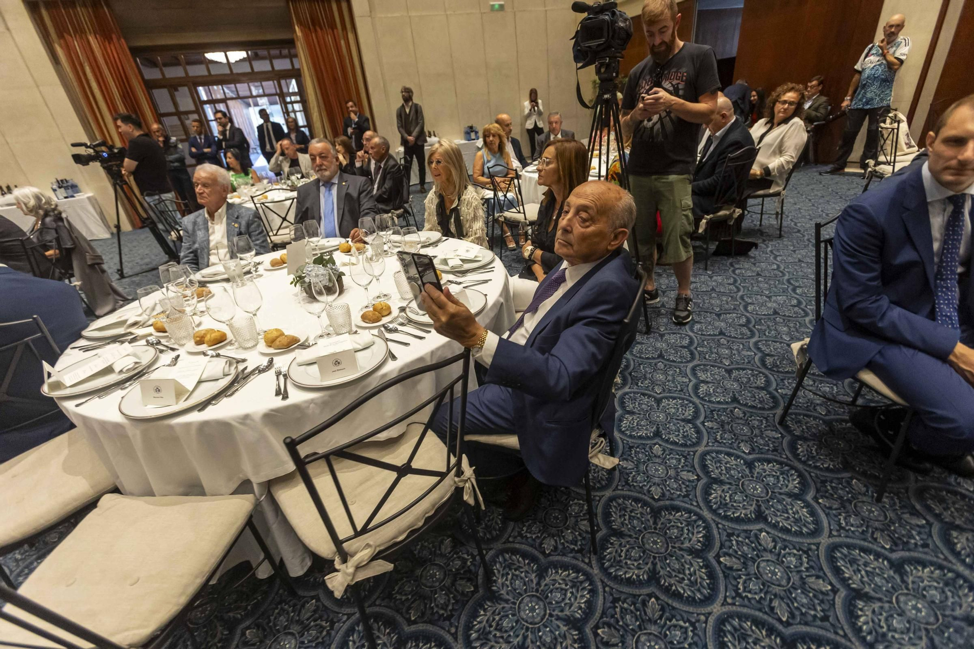 La Asociación Día de Galicia en Asturias entrega su medalla de oro a Adrián Barbón y Carmen Moriyón