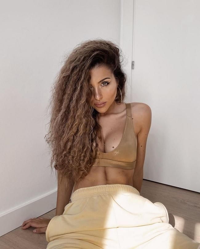 La 'influencer' Raquel Yañez comparte el tutorial para conseguir una melena super rizada sin calor