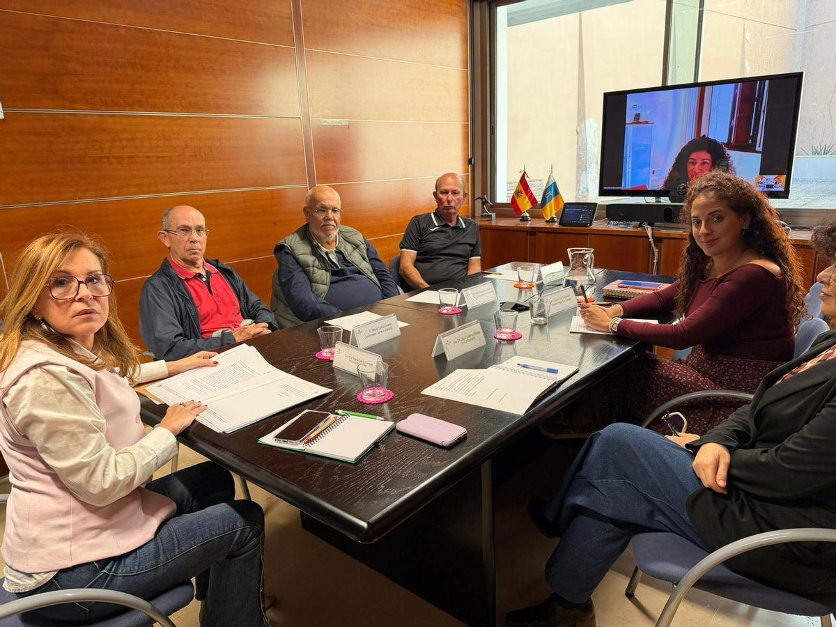 Dolores Padrón, izquierda, en una reunión para tratar de desbloquear la imposibilidad de los menores tutelados de ser federados.