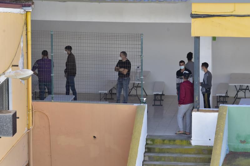 Campamento de inmigrantes en el colegio León