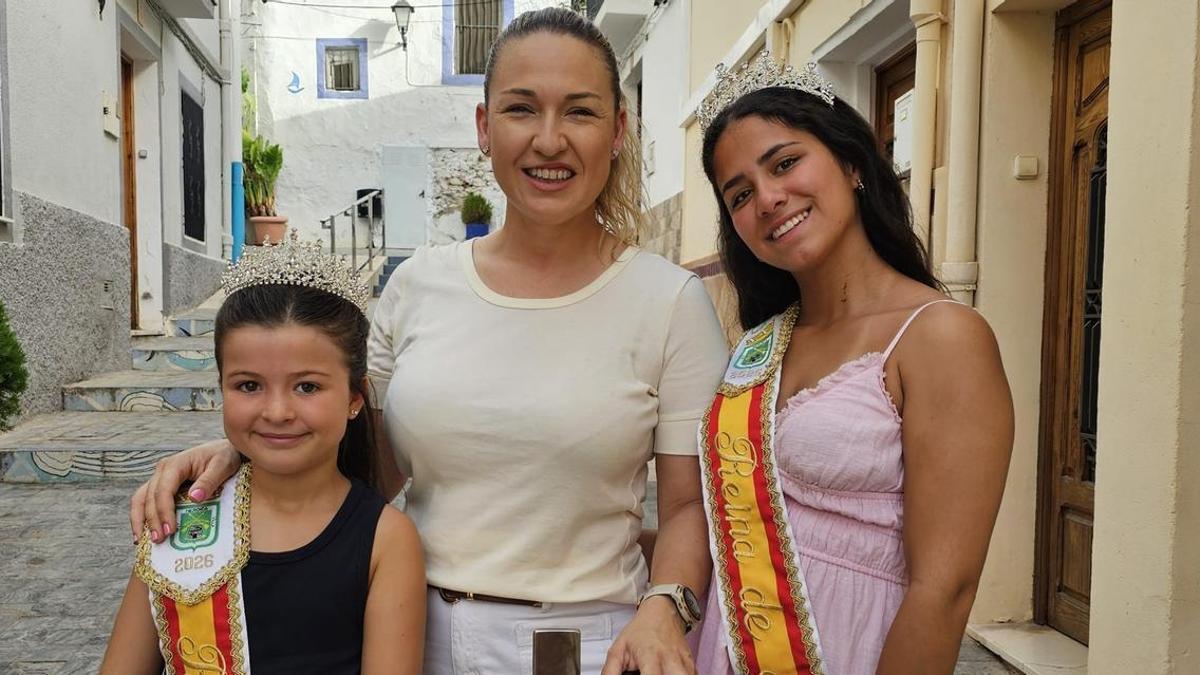 Las reinas de las fiestas y la presidenta de la comisión