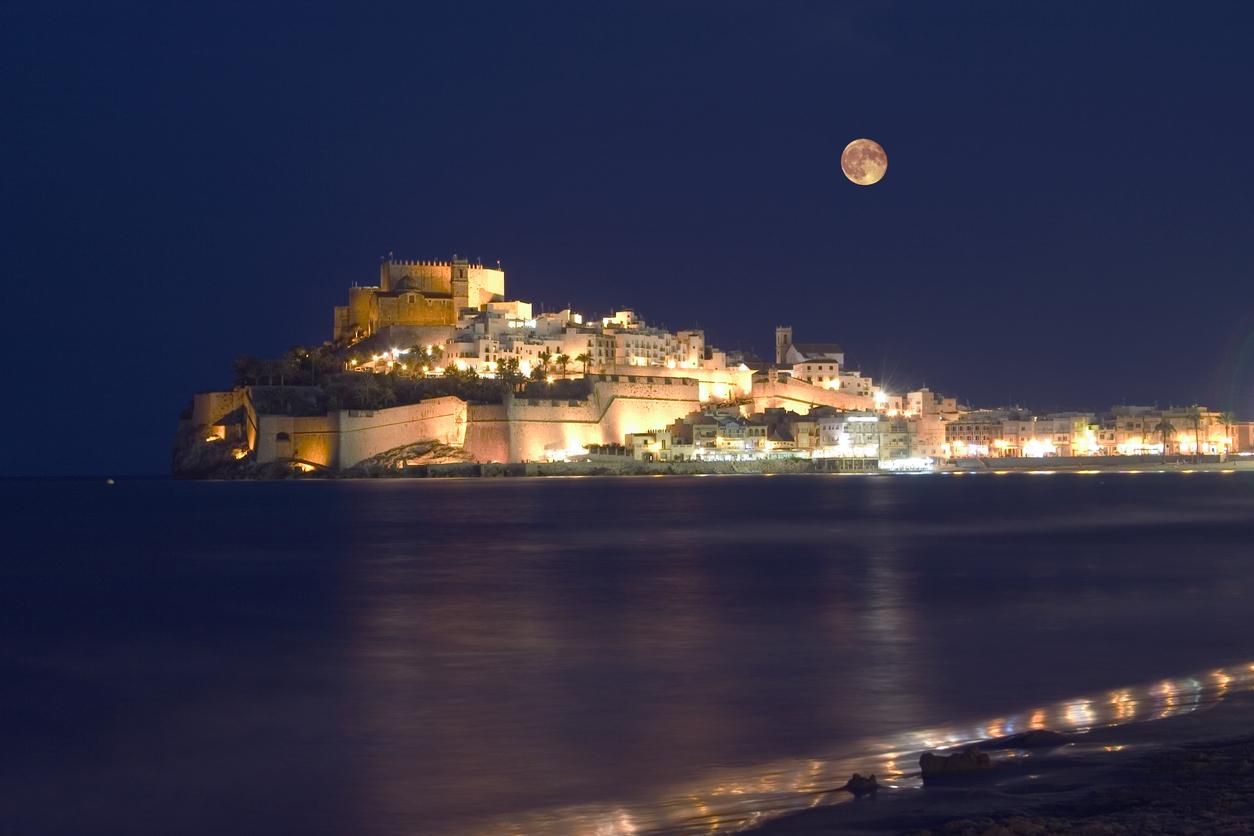 Vistas al Castillo de Papa Luna durante la noche