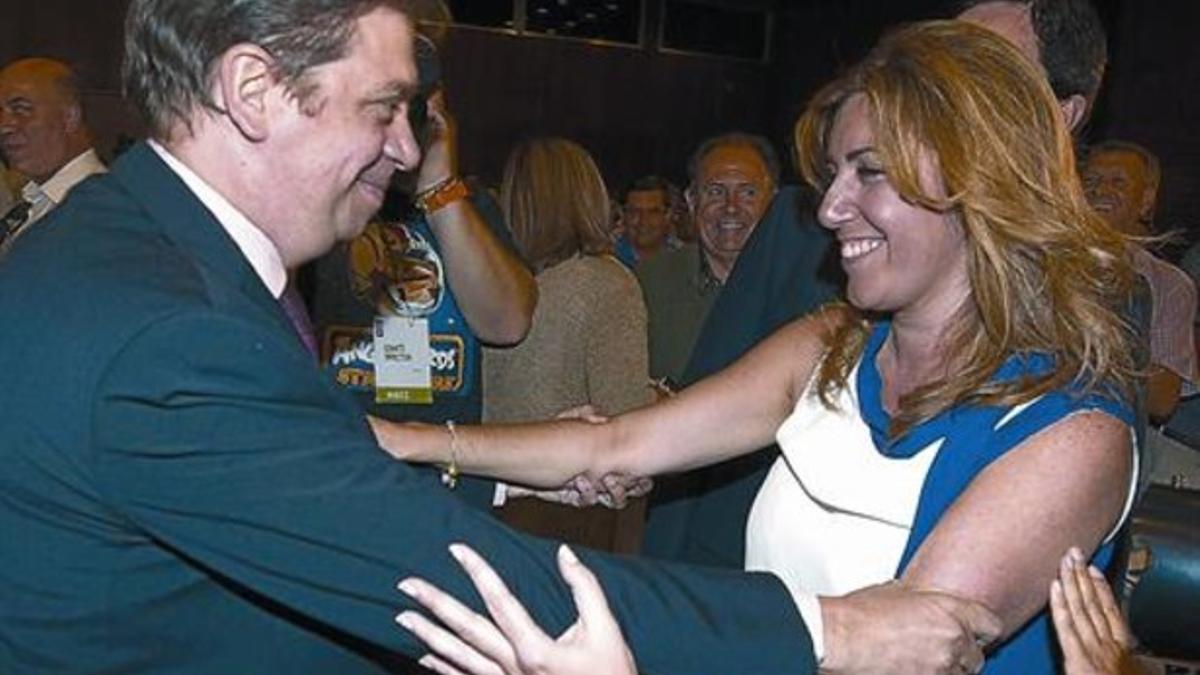 Susana Díaz y Luis Planas se saludan el martes en Sevilla.