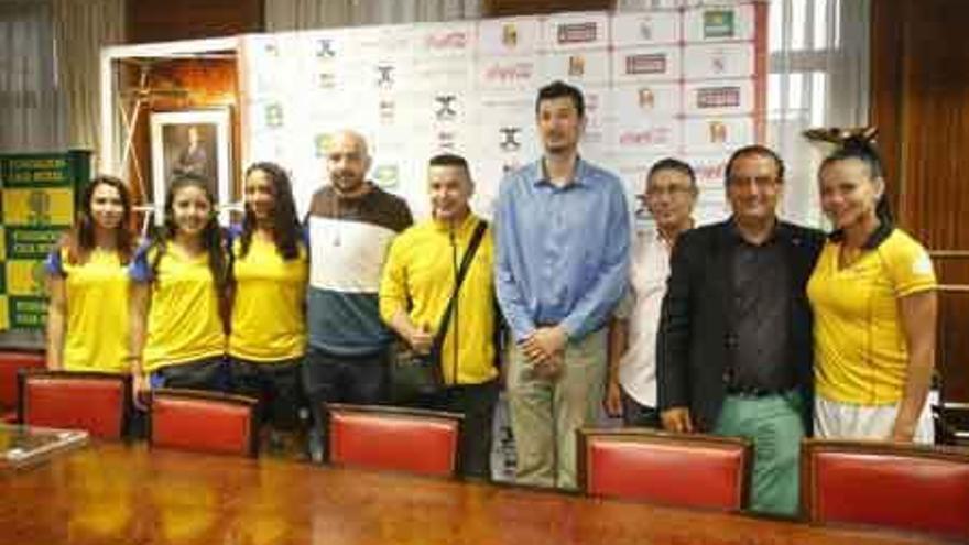 El equipo colombiano posa junto a representantes de Caja Rural y del Ayuntamiento.