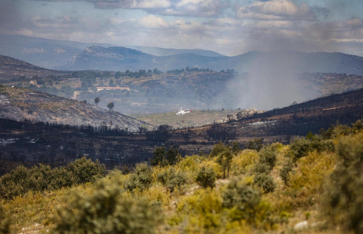 Un helicóptero trabaja en la extinción de un incendio en Alcublas en 2022.