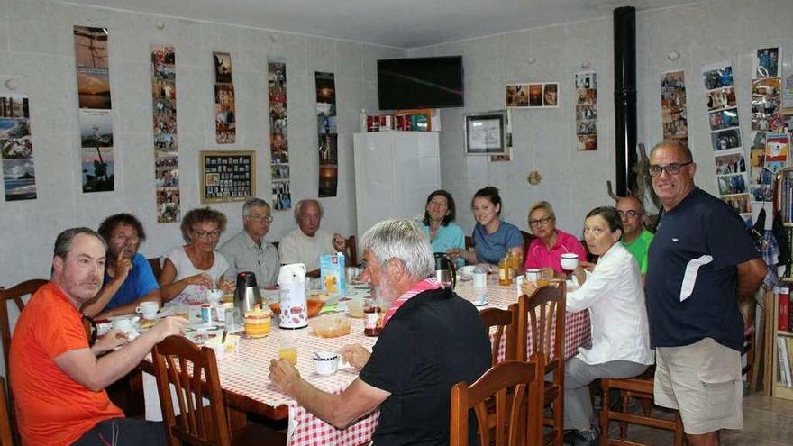 Peregrinos de distintos orígenes comparten mesa en el albergue de Tábara.