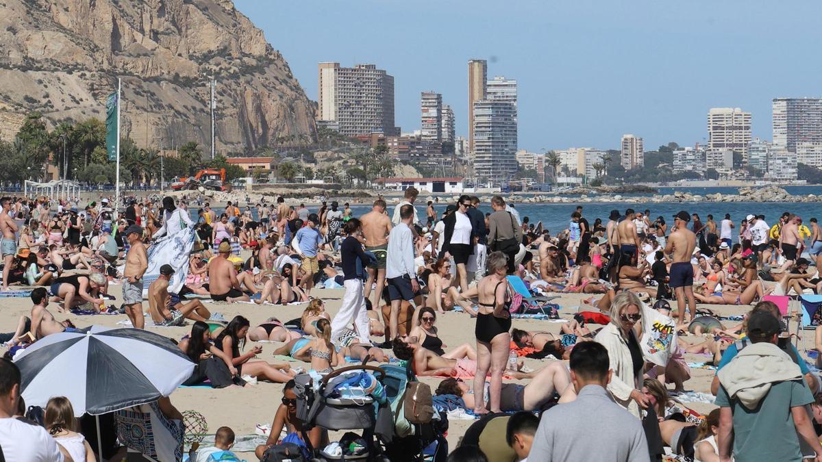 La playa alicantina del Postiguet, llena de bañistas, en la tarde del jueves.