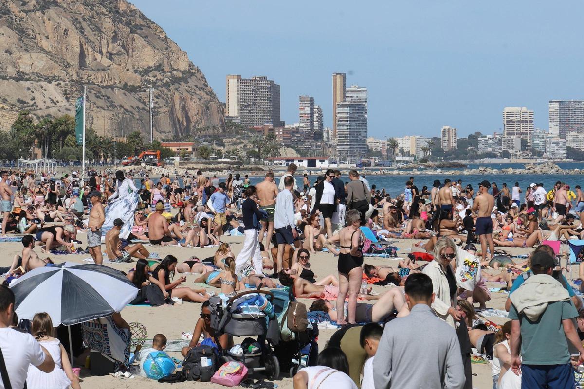La playa alicantina del Postiguet, llena de bañistas, en la tarde de ayer.