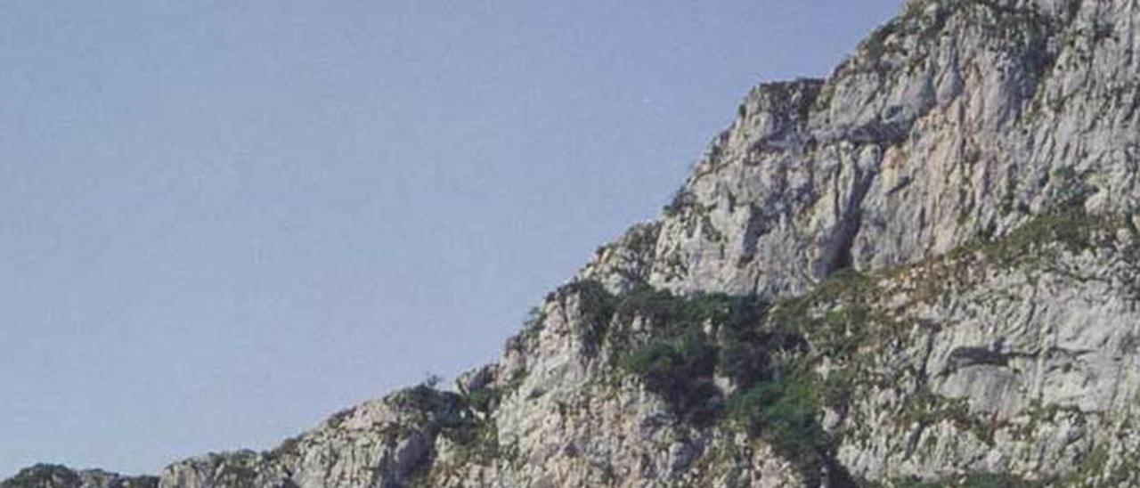 Hugh Thomas, a la derecha, y su amigo Juan Antonio Pérez Simón, en los Picos de Europa.