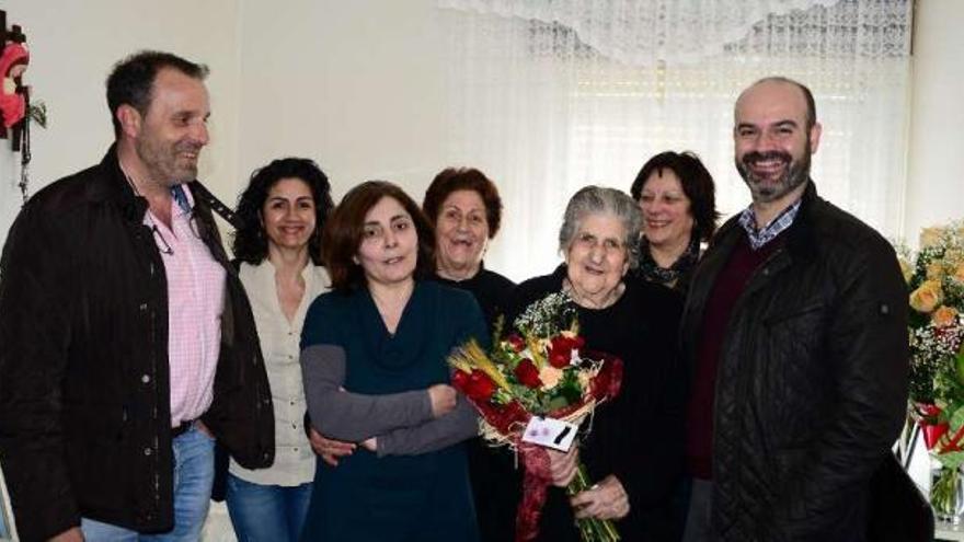 Mercedes Moares, con su familia y un ramo de flores entregado por la Corporación de Bueu.  // G.Núñez