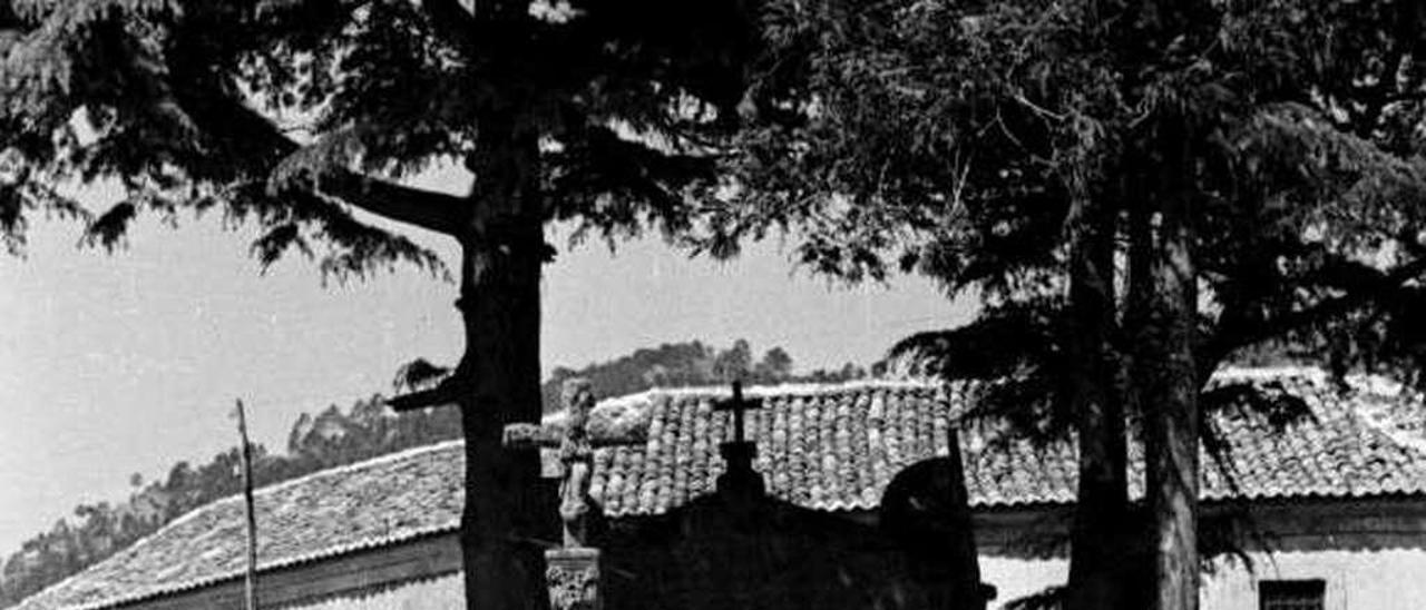 Cementerio, años 50, y detrás edificio de la cárcel // Pacheco. Fondo M.E.R.