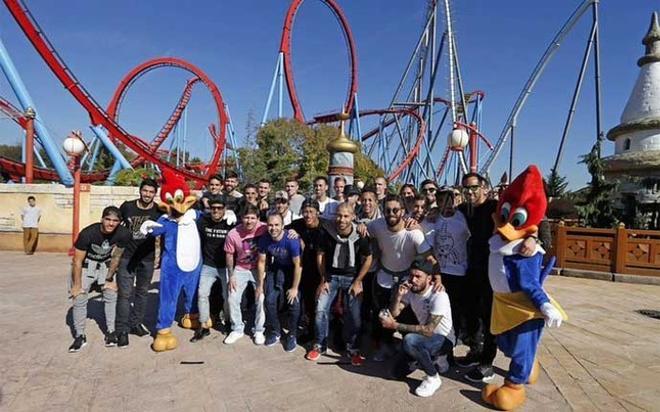 La foto en familia del Barça en Port Aventura