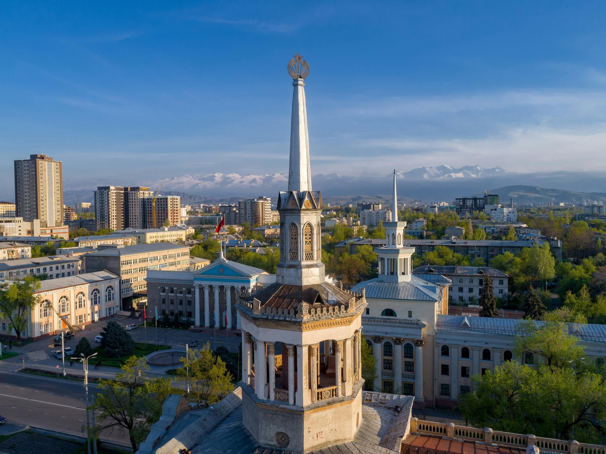 En la capital el verde se alterna con los edificios históricos