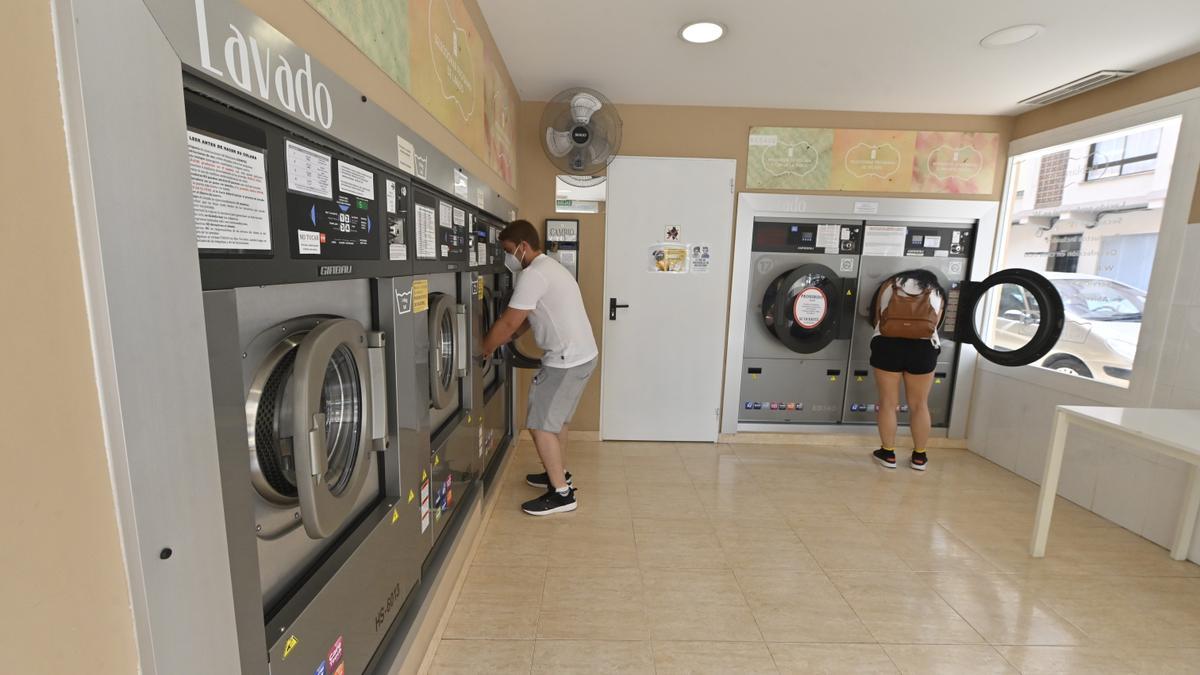 Dos clientes en una lavandería de Castelló