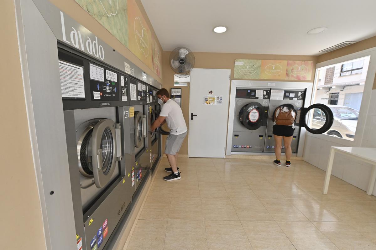 Dos clientes en una lavandería de Castelló