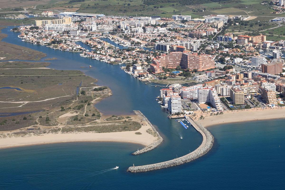 La marina residencial de Santa Margarida amb el Grau com a línia divisòria amb la Rubina.