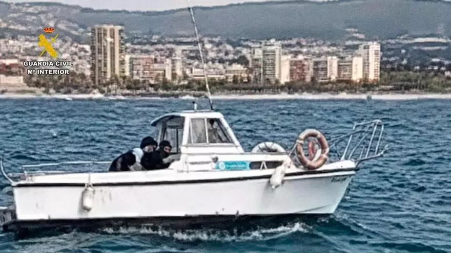 Rescatadas cinco personas que iban en un barco a la deriva frente a la costa de Mataró