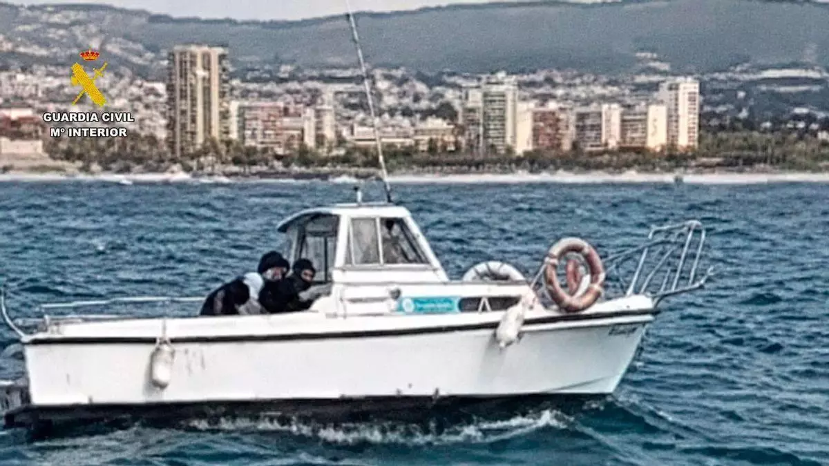 La Guardia Civil rescata a cinco personas que iban en un barco a la deriva en Mataró