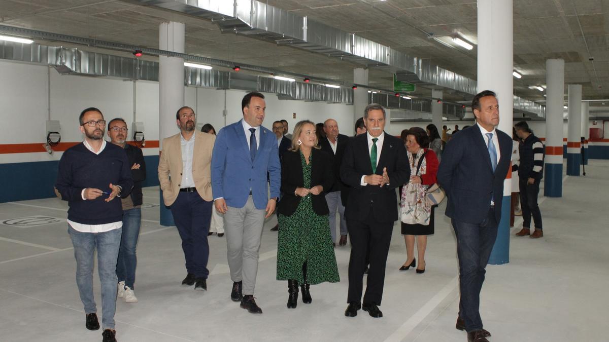 Macarena O’Neill, ayer durante la visita que hizo al nuevo parking  ubicado en los bajos del IES Carmen Pantión.