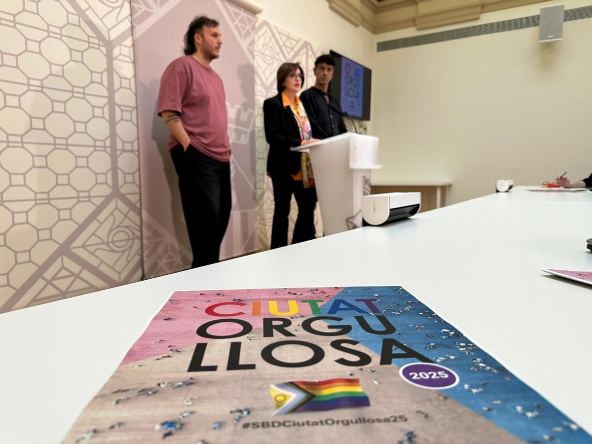 Responsables del Ayuntamiento de Sabadell en la presentación del programa por los derechos LGTBI de este 2025