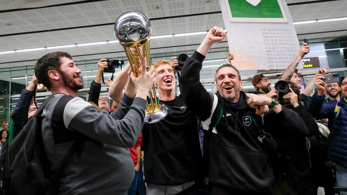 Alberto Díaz, Darío Brizuela e Ibon Navarro , con el trofeo de campeones de la Copa del Rey.