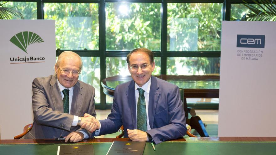 Los presidentes de Unicaja Banco, Manuel Azuaga, y de la CEM, Javier González de Lara.