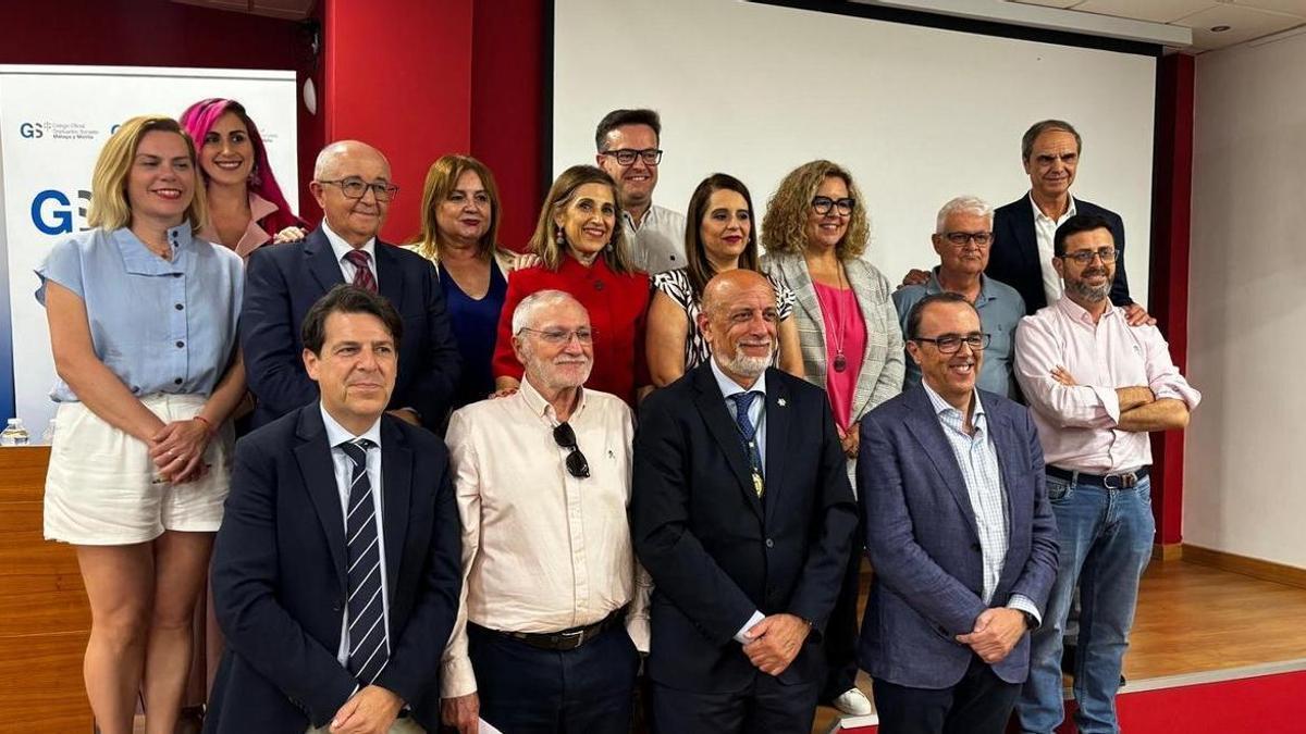 El presidente del colegio de Graduados Sociales de Málaga y Melilla, Eduardo Ruiz (en el centro de la imagen), con la nueva junta tras revalidar el cargo.