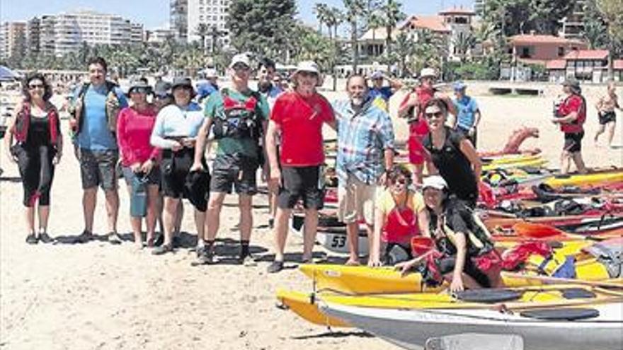 La playa la Almadrava de Benicàssim se convierte en escenario de la práctica kayakista