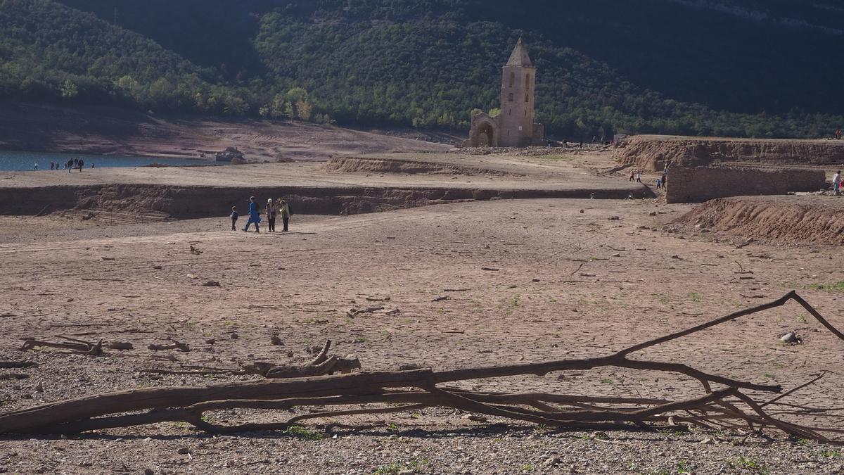 Turismo de sequía en el pantano de Sau