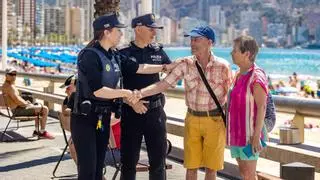 La policía que reanimó a un turista en Benidorm: "Yo le decía: Venga, José, venga, que vas a salir"