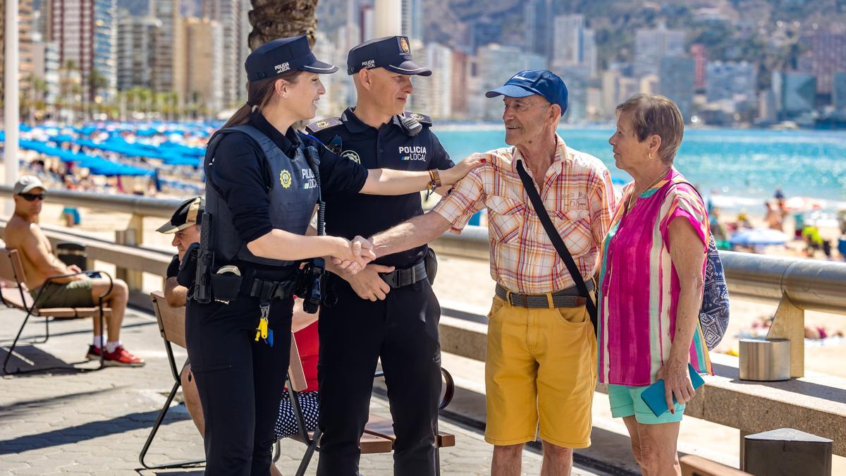 Un turista gijonés regresa a la ciudad para agradecer a dos policías locales que le reanimaran y le salvaran la vida tras sufrir un infarto que le provocó una parada cardiaca