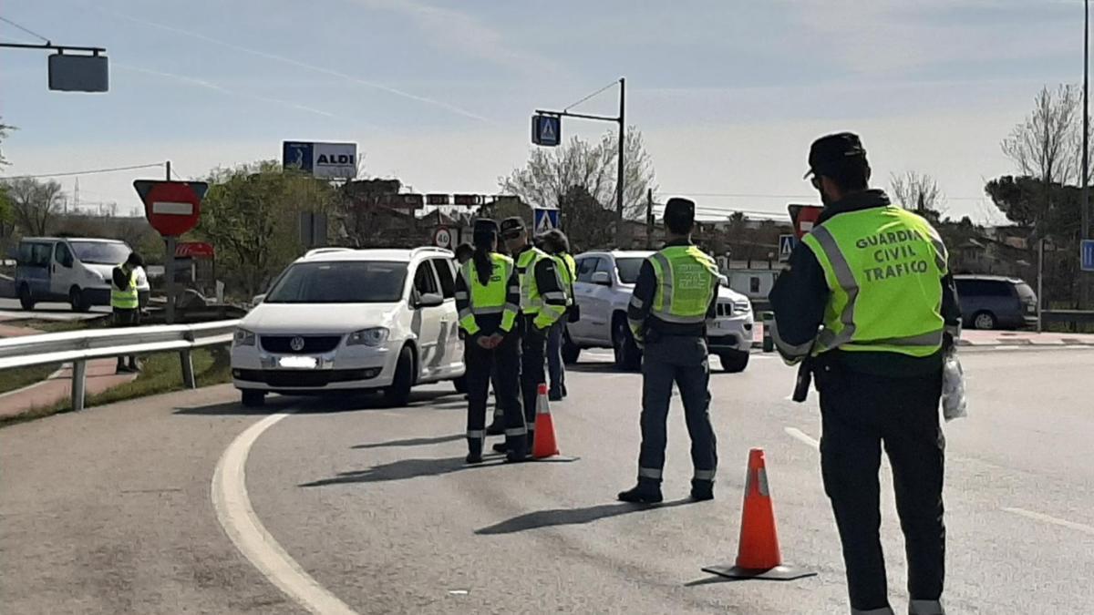La Guardia Civil vigila esta maniobra que llevan a cabo muchos conductores