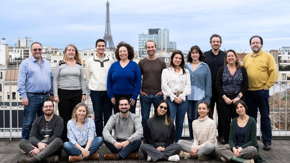 Rubén y sus compañeros del grupo de investigación liderado por Carla Saleh en el Instituto Pasteur