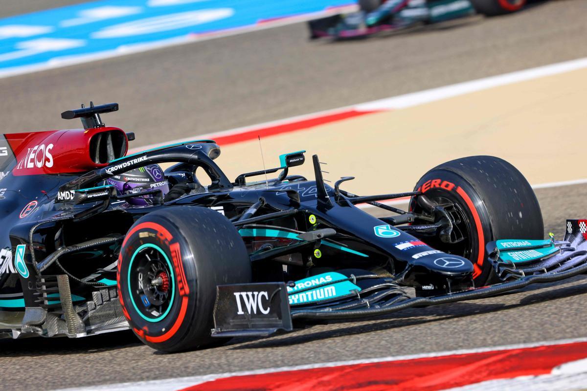 Lewis Hamilton, a bordo de su Mercedes en los entrenamientos de Bahréin