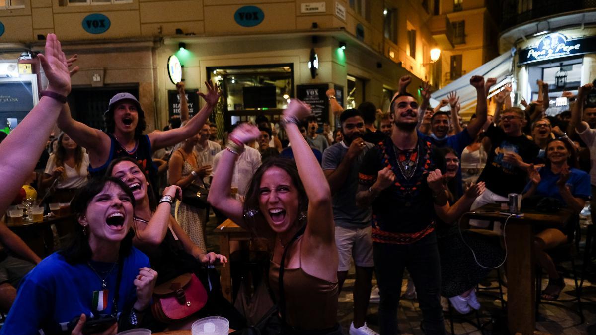 Ambiente de final de Eurocopa en el Centro de Málaga