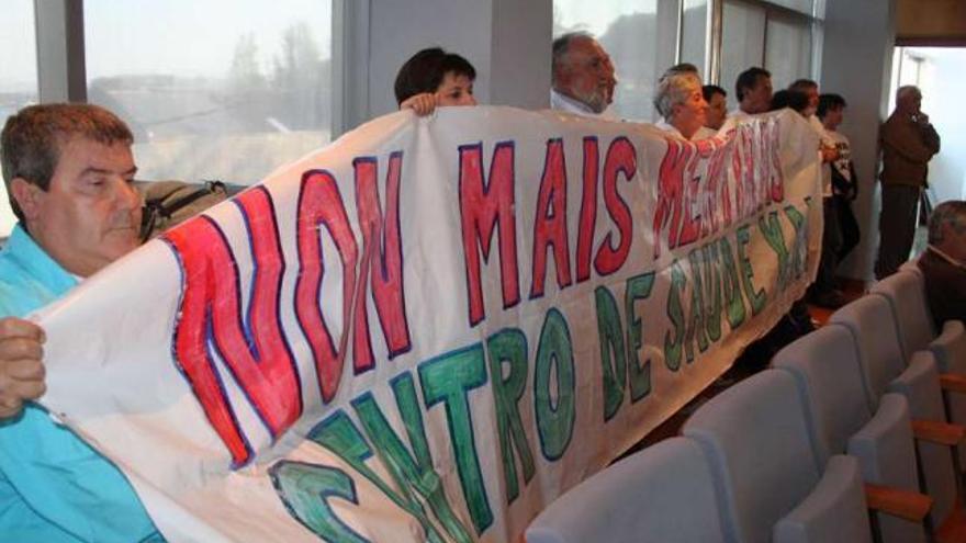 Protesta de los vecinos de O Hío durante el pleno de ayer.  //Santos Álvarez