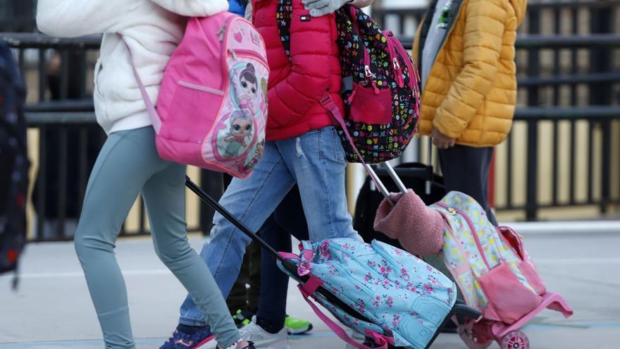 Alumnos de Primaria de camino a clase.