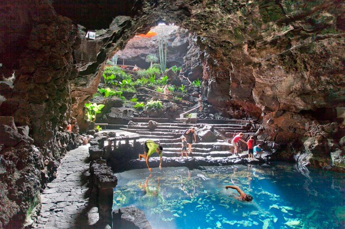 Montaje para ilustrar la inocentada sobre los Jameos del Agua.