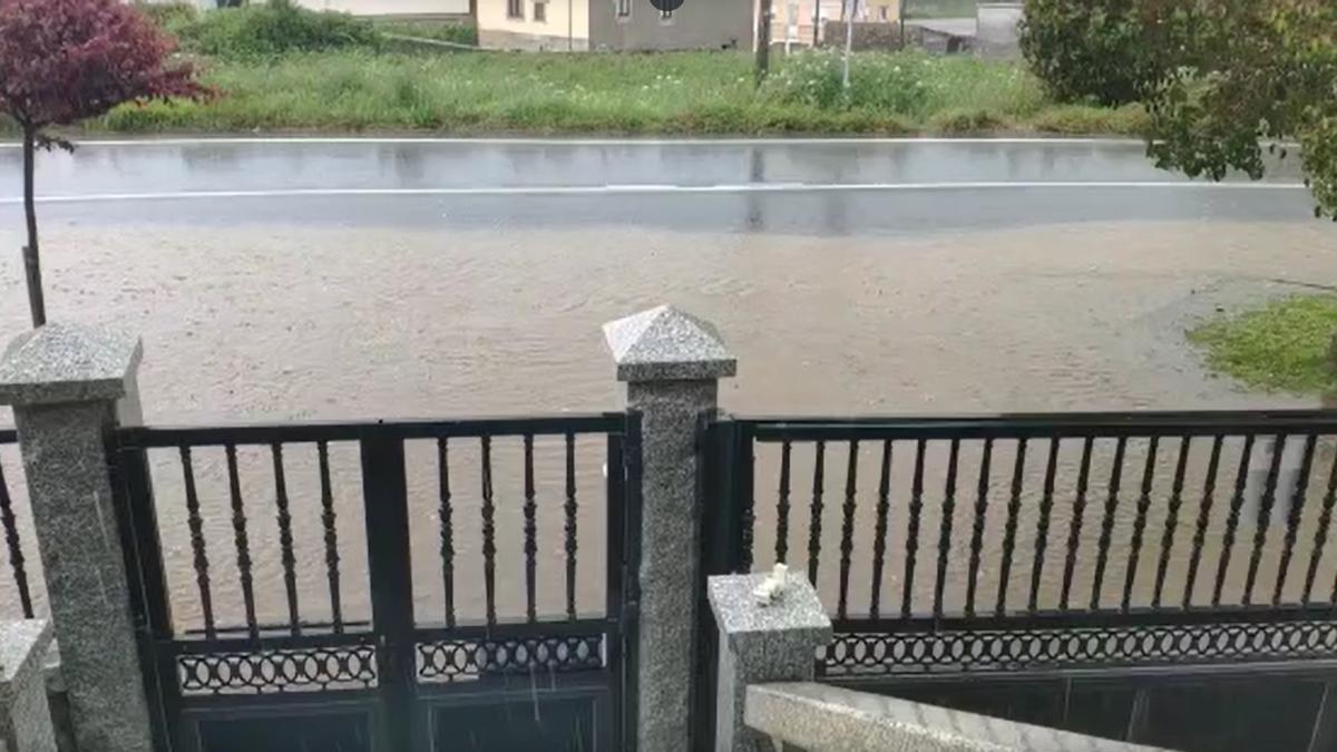 Balsa de fecales en la avenida Salvador Allende de Nós (Oleiros)