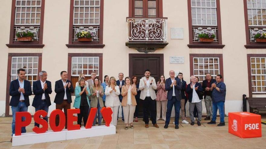 Foto de familia en la plaza de Villa de Mazo.