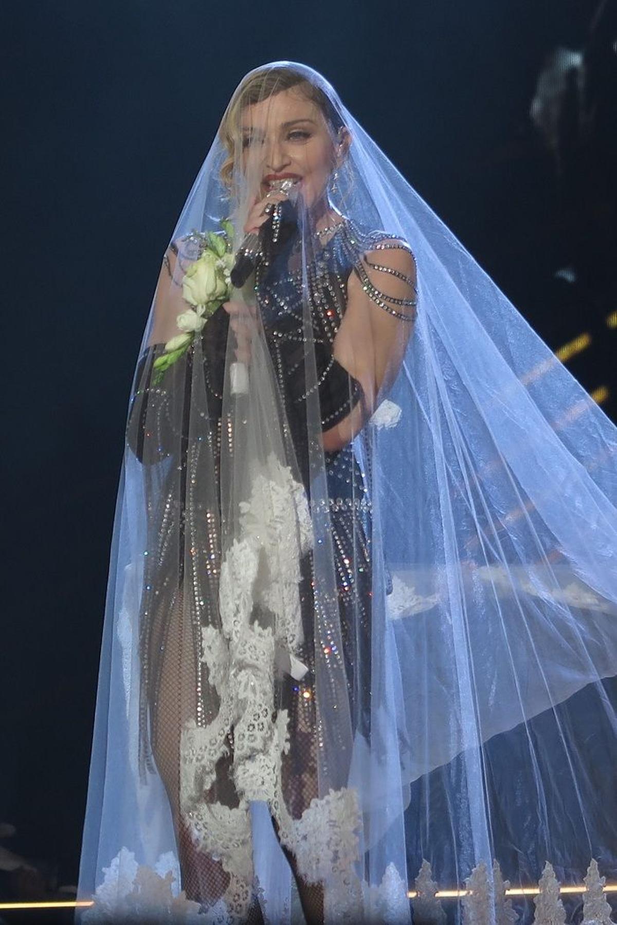 Madonna con velo de novia