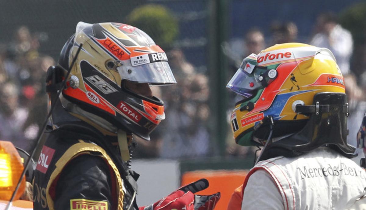 Lewis Hamilton (derecha) discute con Romain Grosjean, el responsable del accidente que los ha dejado fuera de la carrera.