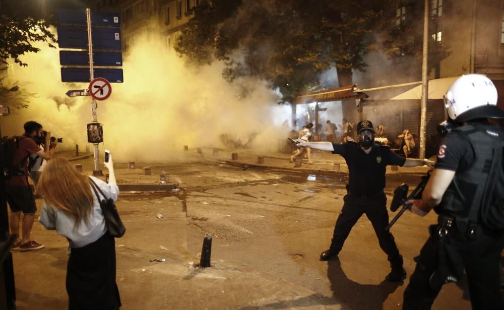 La policía dispersó con cargas de gas lacrimógeno una manifestación en Estambul que protestaba por la agresión, el jueves, a los asistentes a una fiesta de seguidores del grupo de música Radiohead.