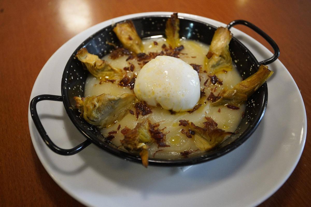 Cassoleta de parmentier de celerí amb ou poché, carxofes i encalls de pernil ibèric.