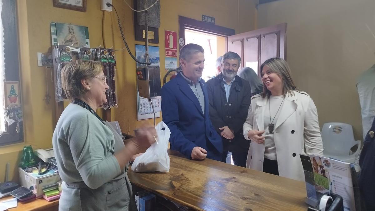 Gimena Llamedo, el consejero Alejandro Calvo y el alcalde de Amieva, ayer en la panadería de Santillán.