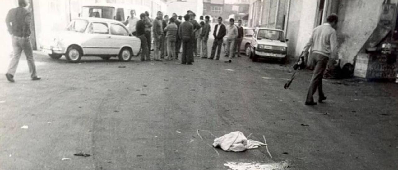 Imagen de aquella mañana del 10 de octubre de 1984 en Pontepedriña en la que el vigilante, Antonio Golpe Calaza, fue brutalmente asesinado.