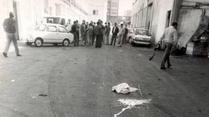 Imagen de aquella mañana del 10 de octubre de 1984 en Pontepedriña en la que el vigilante, Antonio Golpe Calaza, fue brutalmente asesinado.